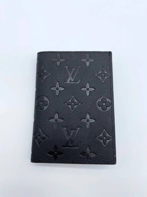 Обложка для паспорта Louis Vuitton A104135 чёрная 14/10 см - фото 4