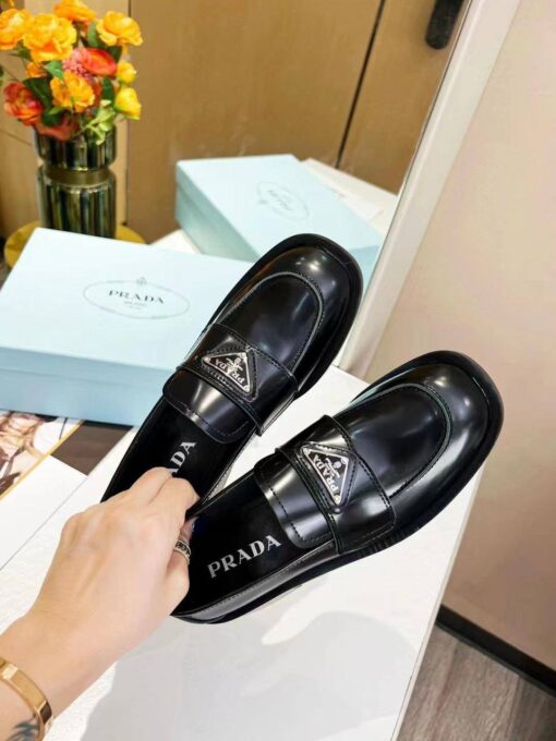 Туфли-лоферы женские Prada Premium A105238 чёрные - фото 2