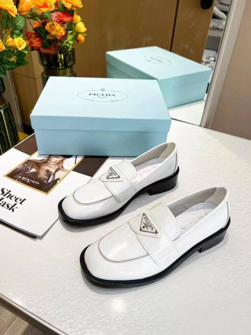 Туфли-лоферы женские Prada Premium A105248 белые - фото 2