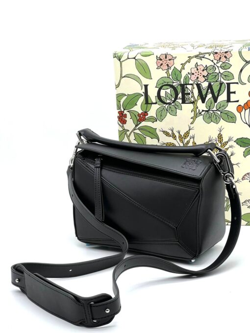 Женская кожаная сумка Loewe A106355 черная 25/15 см - фото 1