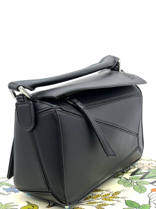 Женская кожаная сумка Loewe A106355 черная 25/15 см - фото 7
