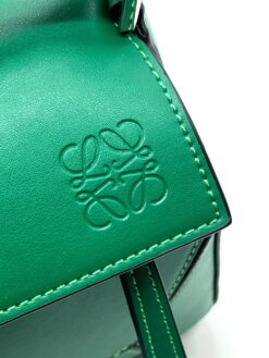 Женская кожаная сумка Loewe A106364 зелёная 30/18 см