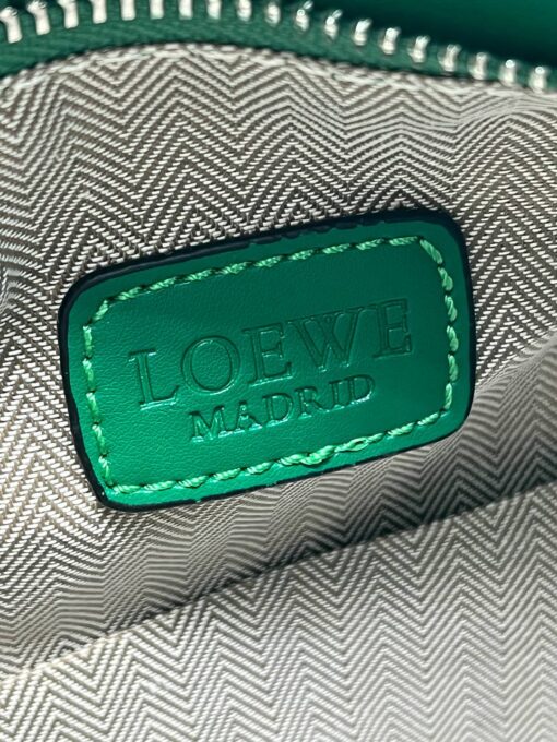 Женская кожаная сумка Loewe A106364 зелёная 30/18 см - фото 8