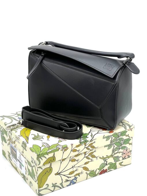 Женская кожаная сумка Loewe A106375 чёрная 30/18 см - фото 1