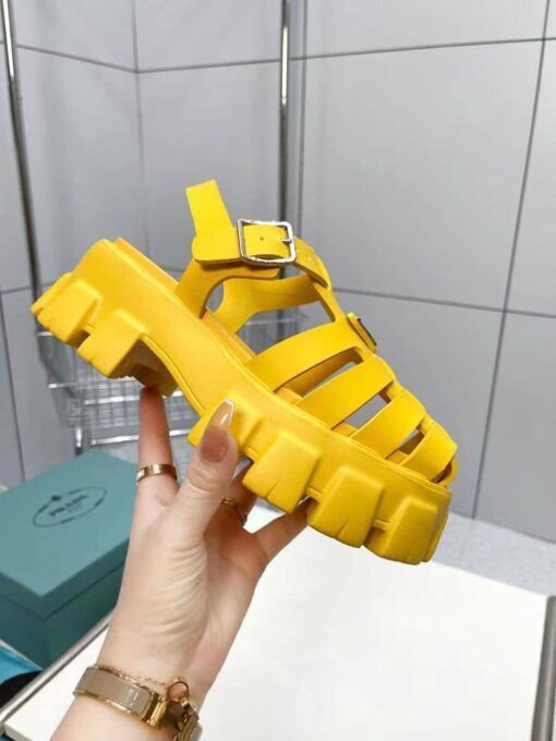 Женские сандалии Prada Monolith A107384 жёлтые - фото 5