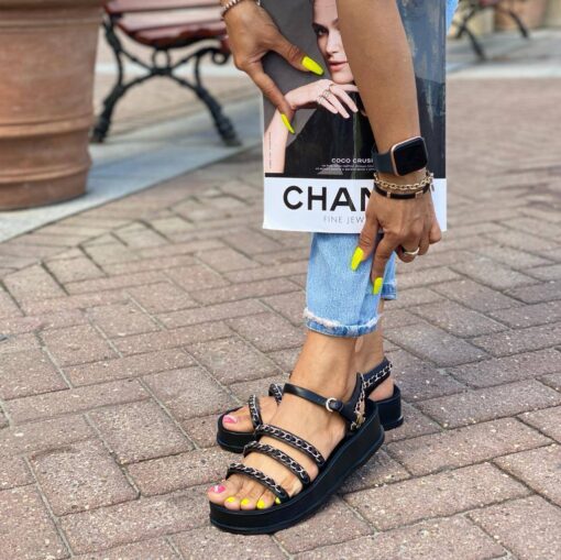 Босоножки женские кожаные Chanel с украшением цепочками чёрные - фото 3
