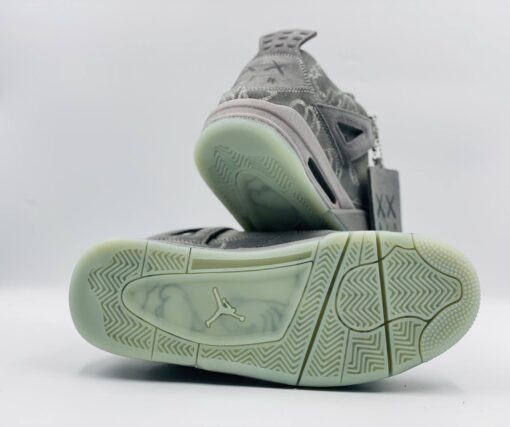 Кроссовки Nike Air Jordan 4 Retro Kaws Cool Grey - фото 6