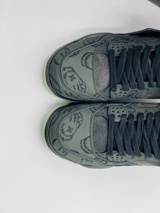Кроссовки Nike Air Jordan 4 Retro Kaws Dark Grey - фото 3
