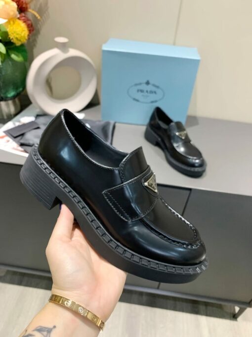Туфли-лоферы женские Prada Premium A110380 чёрные - фото 2