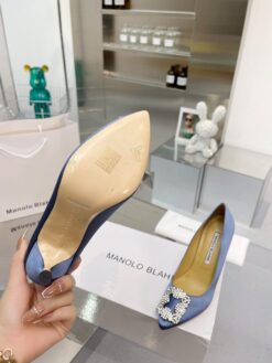 Атласные женские туфли Manolo Blahnik Hangisi 7 см каблук голубые