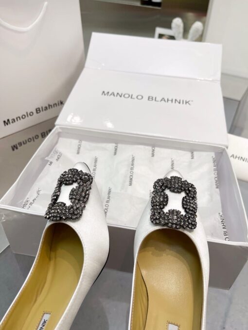Атласные женские туфли Manolo Blahnik Hangisi 7 см каблук молочные - фото 4