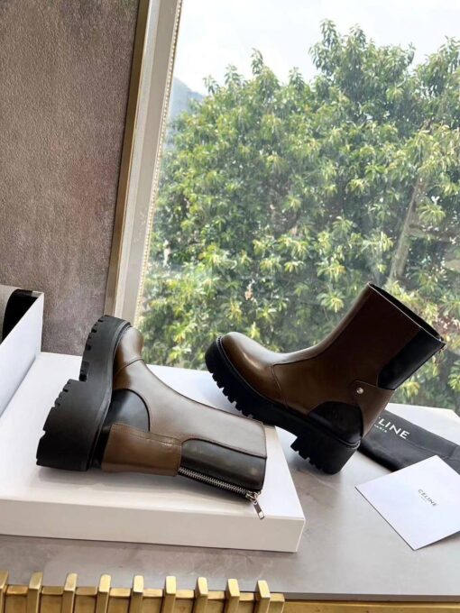 Ботинки Celine Bulky Boots With Back Zip And Triomphe In Calfskin 352033554C.15KC Brown-Black - фото 3