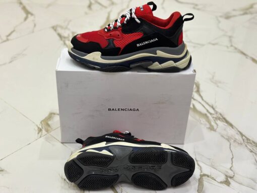 Кроссовки Balenciaga Triple S A112772 чёрные с красным - фото 2