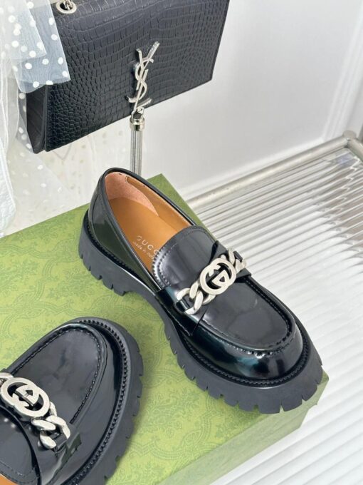 Туфли женские Gucci 756401 DS8J0 с цепочкой и переплетёнными G премиум черные - фото 2