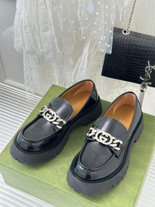 Туфли женские Gucci 756401 DS8J0 с цепочкой и переплетёнными G премиум черные - фото 1