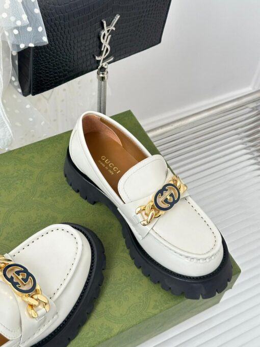 Туфли женские Gucci 756401 DS8J0 с цепочкой и переплетёнными G премиум белые - фото 4