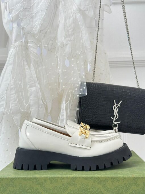 Туфли женские Gucci 756401 DS8J0 с цепочкой и переплетёнными G премиум белые - фото 5