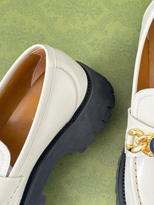 Туфли женские Gucci 756401 DS8J0 с цепочкой и переплетёнными G премиум белые - фото 7