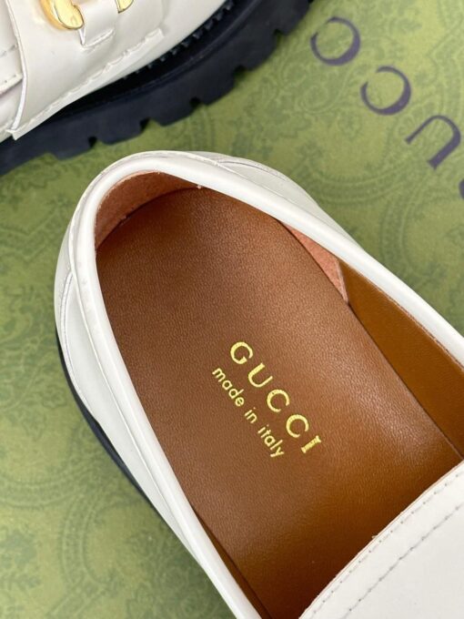 Туфли женские Gucci 756401 DS8J0 с цепочкой и переплетёнными G премиум белые - фото 6