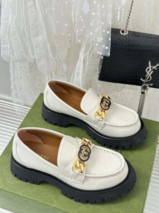 Туфли женские Gucci 756401 DS8J0 с цепочкой и переплетёнными G премиум белые - фото 1