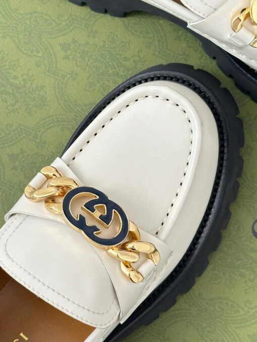 Туфли женские Gucci 756401 DS8J0 с цепочкой и переплетёнными G премиум белые - фото 2