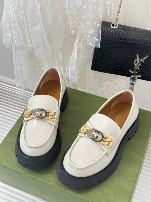 Туфли женские Gucci 756401 DS8J0 с цепочкой и переплетёнными G премиум белые - фото 3