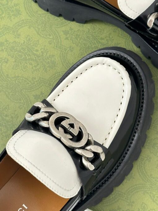 Туфли женские Gucci 756401 DS8J0 с цепочкой и переплетёнными G премиум чёрные с белым - фото 5