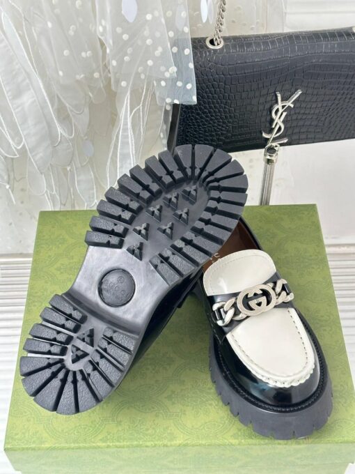 Туфли женские Gucci 756401 DS8J0 с цепочкой и переплетёнными G премиум чёрные с белым - фото 7