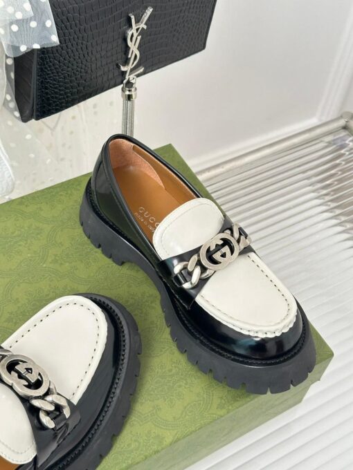 Туфли женские Gucci 756401 DS8J0 с цепочкой и переплетёнными G премиум чёрные с белым - фото 6
