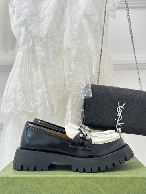 Туфли женские Gucci 756401 DS8J0 с цепочкой и переплетёнными G премиум чёрные с белым - фото 2