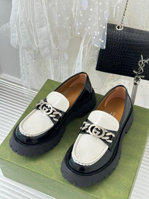 Туфли женские Gucci 756401 DS8J0 с цепочкой и переплетёнными G премиум чёрные с белым - фото 1