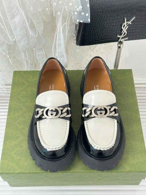 Туфли женские Gucci 756401 DS8J0 с цепочкой и переплетёнными G премиум чёрные с белым - фото 3