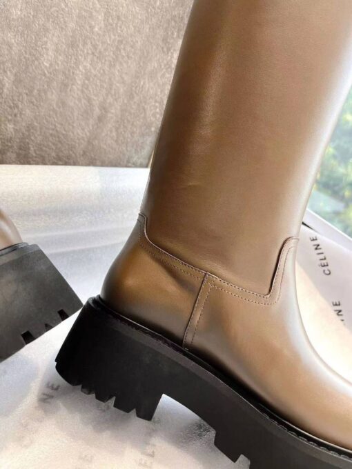 Сапоги Celine Bulky High Buckle Boot In Calfskin 352023554C Premium Brown - фото 8