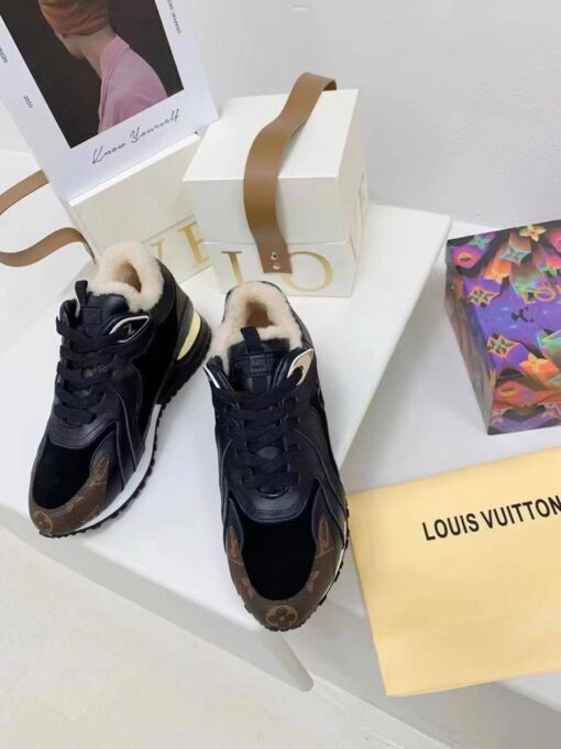 Кроссовки женские Louis Vuitton Run Away A116637 зимние с мехом чёрные - фото 7