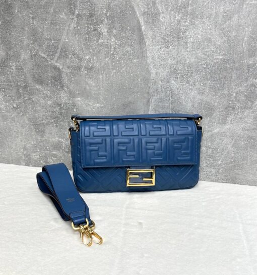 Женская кожаная сумка Fendi Baguette 8BR600A72VF15 премиум голубая 26-13/5 см - фото 8