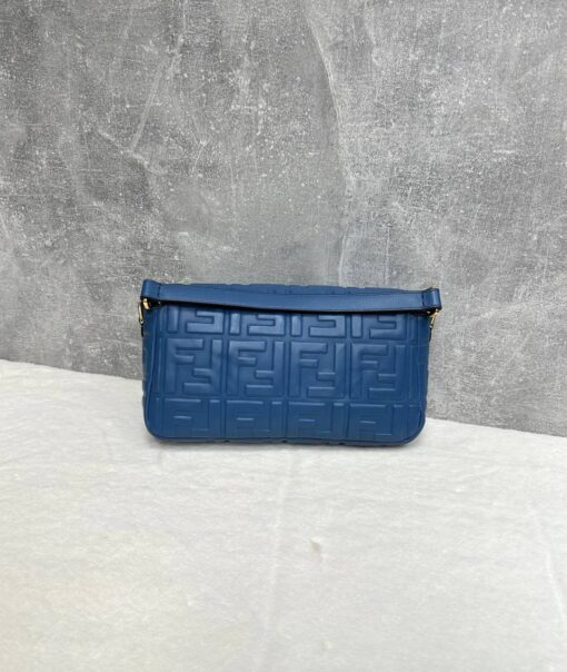 Женская кожаная сумка Fendi Baguette 8BR600A72VF15 премиум голубая 26-13/5 см - фото 2