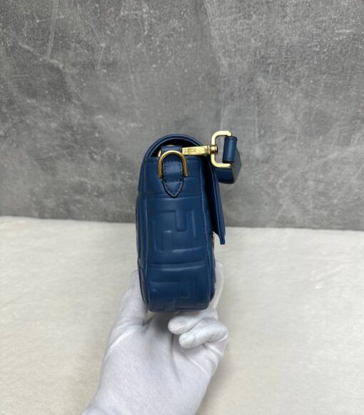 Женская кожаная сумка Fendi Baguette 8BR600A72VF15 премиум голубая 26-13/5 см - фото 3