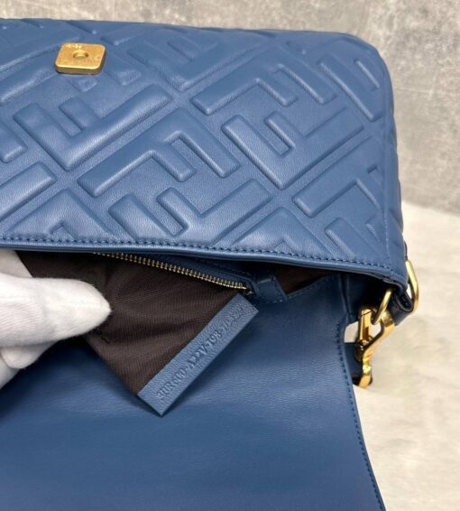 Женская кожаная сумка Fendi Baguette 8BR600A72VF15 премиум голубая 26-13/5 см - фото 7