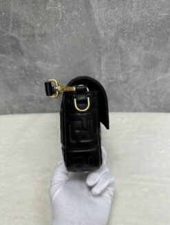 Женская кожаная сумка Fendi Baguette 8BR600A72VF15 премиум чёрная 26-13/5 см