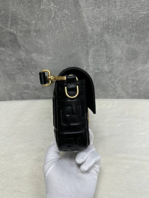 Женская кожаная сумка Fendi Baguette 8BR600A72VF15 премиум чёрная 26-13/5 см - фото 3