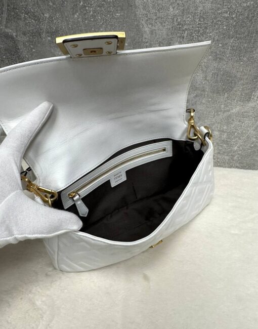 Женская кожаная сумка Fendi Baguette 8BR600A72VF15 премиум белая 26-13/5 см - фото 5