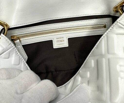 Женская кожаная сумка Fendi Baguette 8BR600A72VF15 премиум белая 26-13/5 см - фото 6
