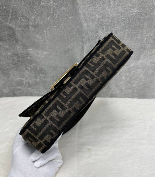 Женская кожаная сумка Fendi Baguette Jacquard FF 8BR600A6V5F17 премиум коричневая 26-13/5 см - фото 4