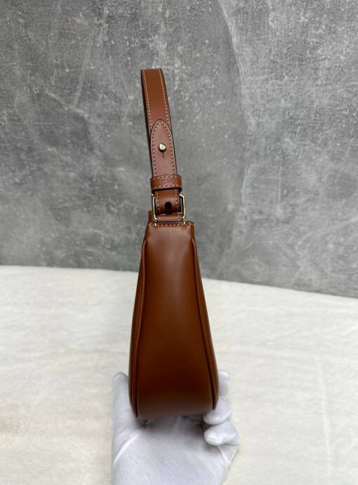 Женская сумка Celine Medium Ava Triomphe In Smooth Calfskin 114493DGQ Premium Brown 25-13/7 см - фото 3