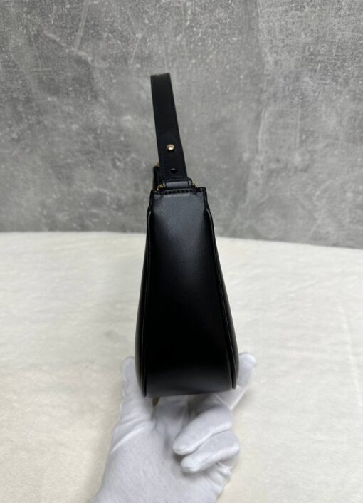 Женская сумка Celine Medium Ava Triomphe In Smooth Calfskin 114493DGQ Premium Black 25-13/7 см - фото 3