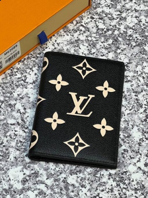 Обложка для паспорта Louis Vuitton Premium A119310 14/10 см чёрная - фото 1