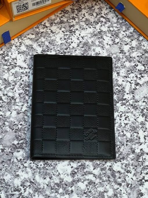 Обложка для паспорта Louis Vuitton Premium A119359 14/10 см чёрная - фото 1