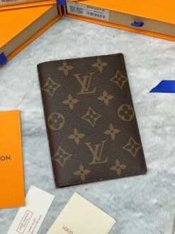 Обложка для паспорта Louis Vuitton Premium A119388 14/10 см коричневая - фото 7