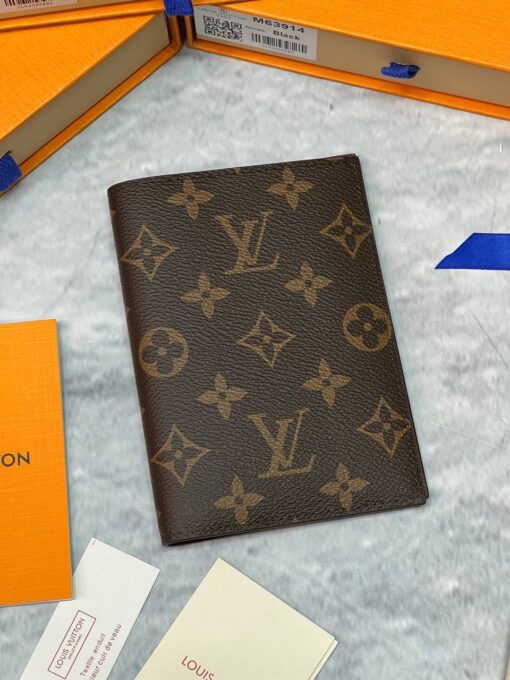 Обложка для паспорта Louis Vuitton Premium A119388 14/10 см коричневая - фото 1