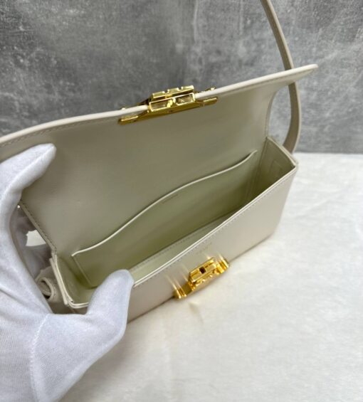 Женская сумочка на плечо Celine Claude Triomphe бежевая премиум-люкс 20/10/4 см - фото 5